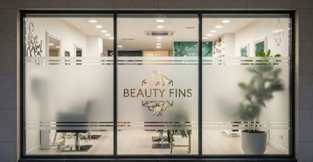 Folia na witrynę do salonu fryzjerskiego i kosmetycznego – styl, prywatność, funkcjonalność